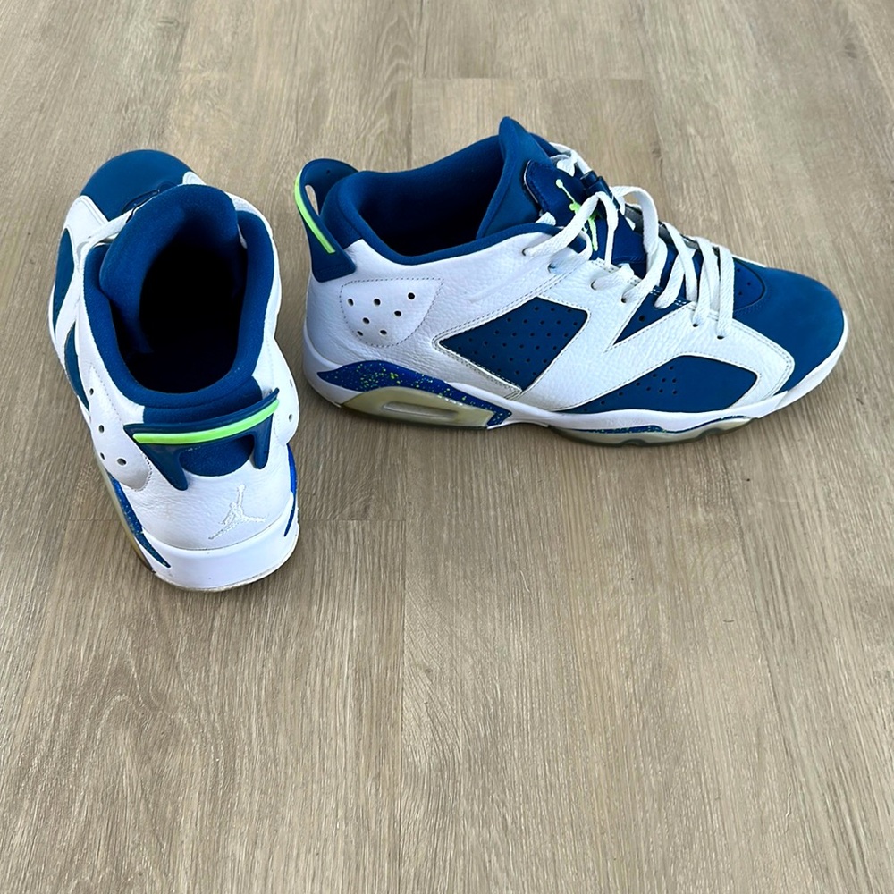 Men’s jordan low 6 “Seahawks” size 12